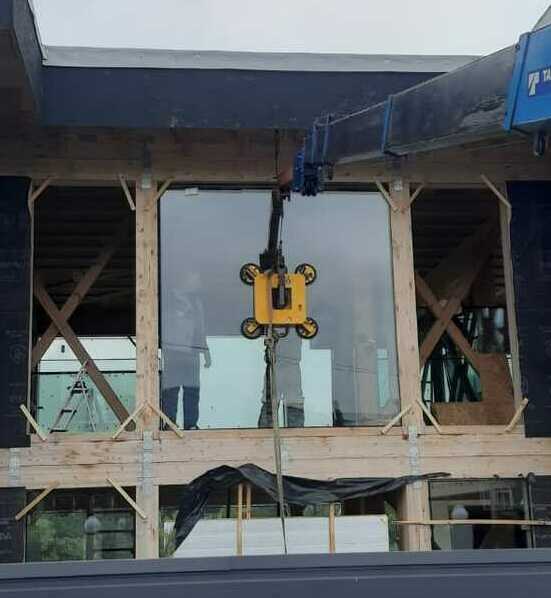 Монтаж стеклопакета вакуумной присоской и манипулятором Монтаж стеклопакета вакуумной присоской и манипулятором