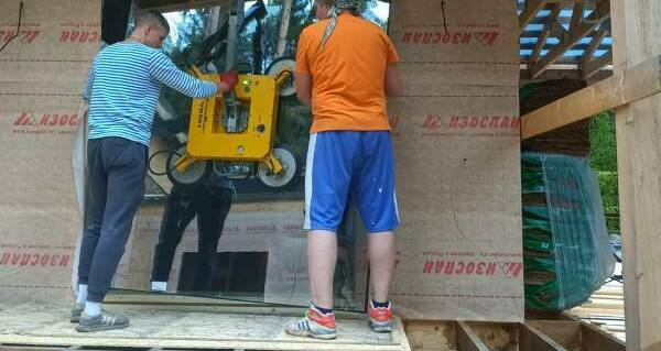 Монтаж стеклопакета манипулятором и вакуумной присоской Монтаж стеклопакета манипулятором и вакуумной присоской