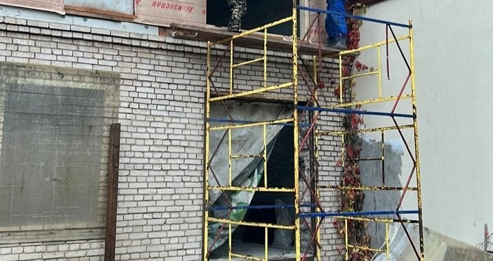 Подъем стеклопакета вакуумным захватом Подъем стеклопакета вакуумным захватом