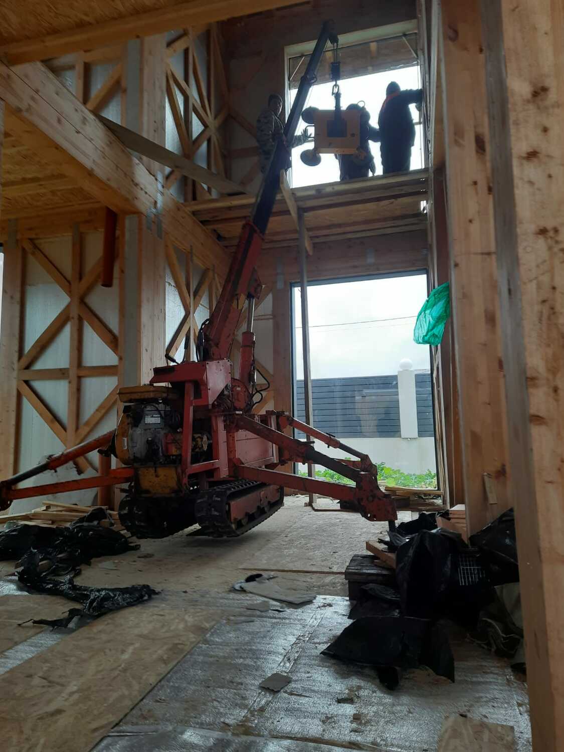 Монтаж стеклопакетов мини краном внутри дома Монтаж стеклопакетов мини краном внутри дома